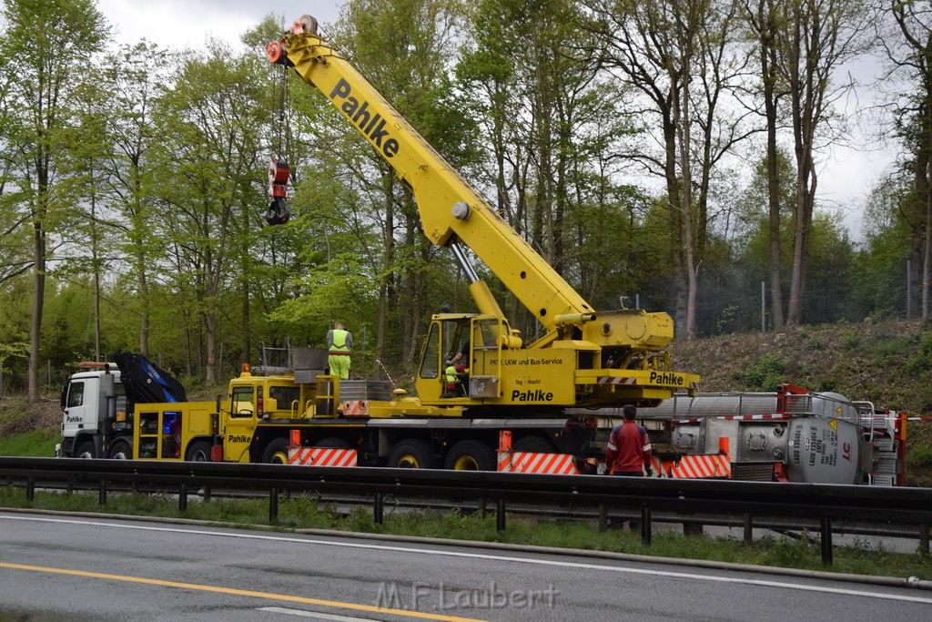 VU Gefahrgut LKW umgestuerzt A 4 Rich Koeln Hoehe AS Gummersbach P244.JPG - Miklos Laubert